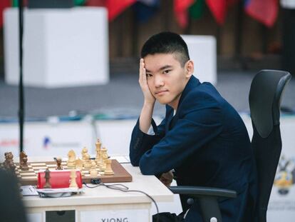 Jeffery Xiong, durante la apertura de su partida de este lunes contra Teimur Radyábov