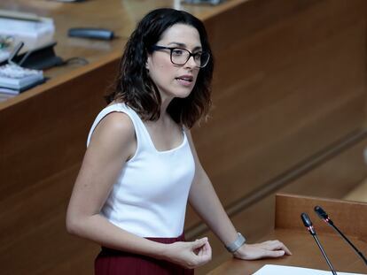 La vicepresidenta del Consell y consejera de Igualdad y Políticas Inclusivas, Aitana Mas, durante su primera comparecencia en las Cortes valencianas.