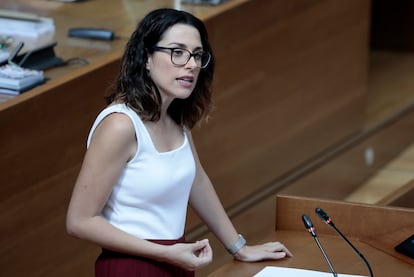 La vicepresidenta del Consell y consejera de Igualdad y Políticas Inclusivas, Aitana Mas, durante su primera comparecencia en las Cortes valencianas.