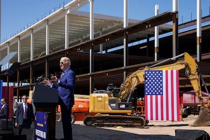 El presidente de Estados Unidos Joe Biden este miércoles en las obras del Campus Intel Ocotillo, en Chandler (Arizona).