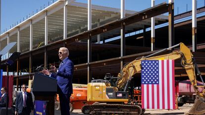 El presidente de Estados Unidos Joe Biden este miércoles en las obras del Campus Intel Ocotillo, en Chandler (Arizona).