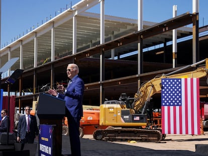 El presidente de Estados Unidos Joe Biden este miércoles en las obras del Campus Intel Ocotillo, en Chandler (Arizona).