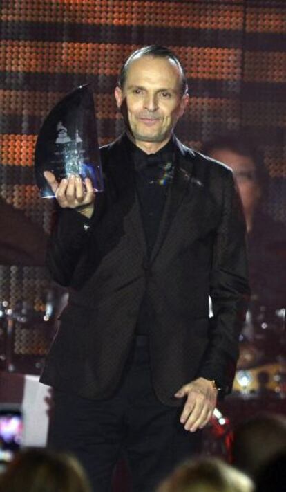 Miguel Bosé, con el premio Persona del Año de la Academia Latina de la Grabación, en Las Vegas, Nevada, el 20 de noviembre de 2013.