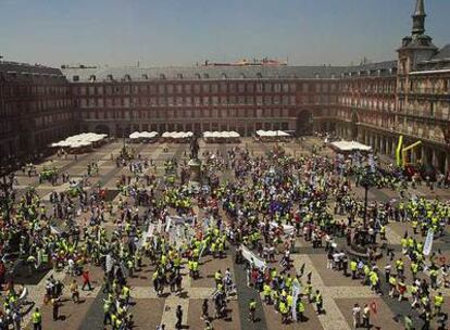 Los policías locales, concentrados en la plaza Mayor para pedir jubilarse a los 58 años.