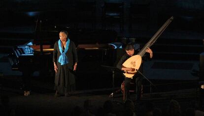 Barbara Hendricks, acompañada de una tiorba, en Porta Ferrada.