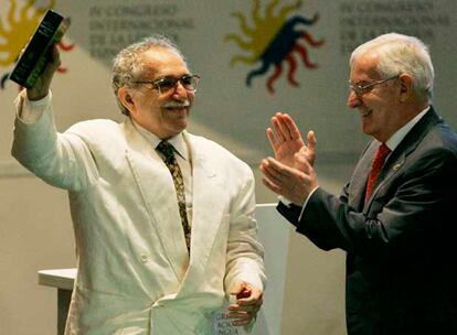 Después de la lectura del prólogo por Carlos Fuentes, Gabo ha recibido de manos del director de la RAE, Víctor García de la Concha, el primer ejemplar de la edición conmemorativa de su obra cumbre
bajo un prolongado aplauso de los presentes en el acto inaugural.