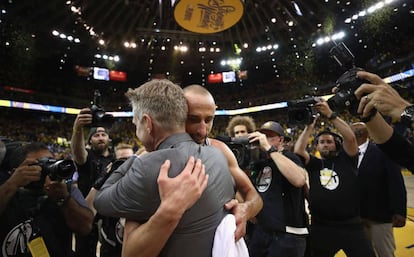 Ginóbili se despide de Steve Kerr, tras el partido.