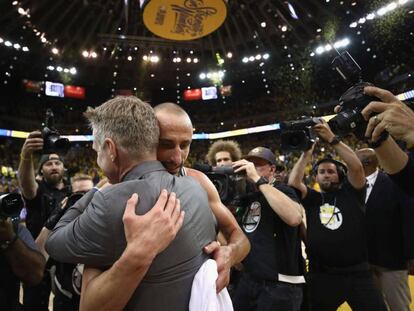 Ginóbili se despide de Steve Kerr, tras el partido.
 