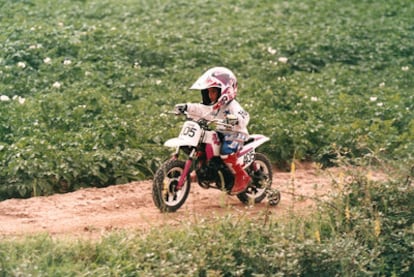 Marc Márquez, en una imagen del archivo familiar, durante su primera carrera en 1997 con cuatro años.