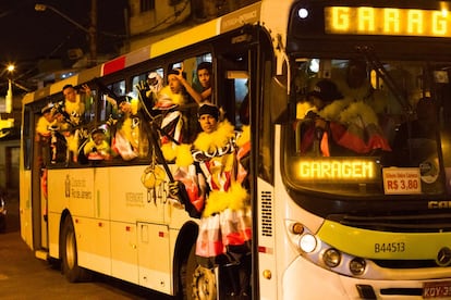 Algumas turmas costumam alugar ônibus para brincar em outras zonas da cidade.