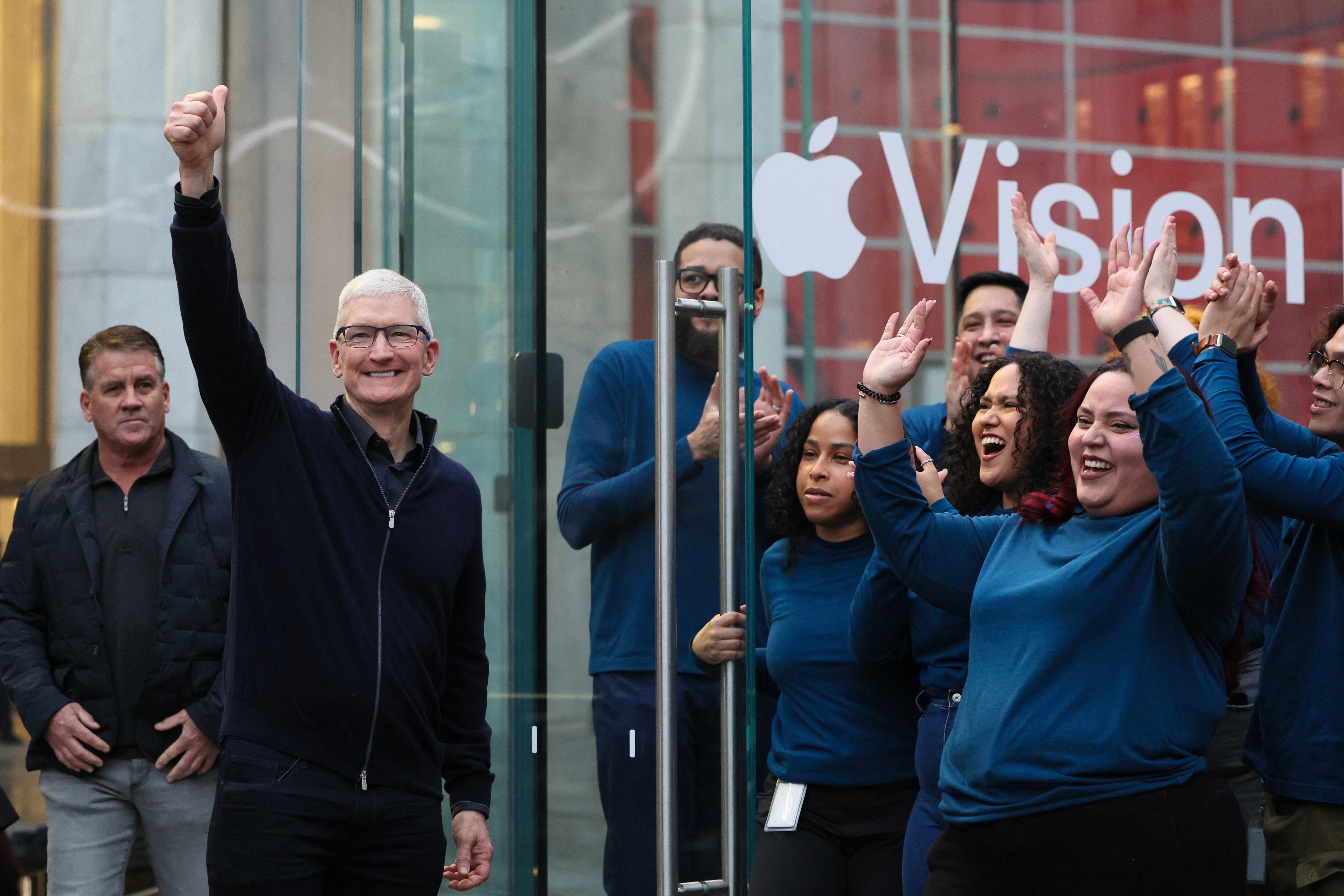 Tim Cook, consejero delegado de Apple, en febrero de 2024, junto a empleados de la compañía en una tienda en Nueva York.