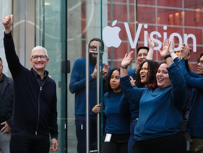 Tim Cook, director ejecutivo de Apple, y empleados de la compañía saludan a los clientes que llegan para comprar los auriculares Pro Vision en la Quinta Avenida de Nueva York, este viernes.