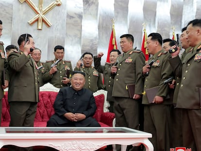 O líder norte-coreano, Kim Jong-un, posou este domingo ao lado de altos oficiais militares depois de lhes dar de presente armas comemorativas.