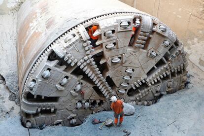 Varios operarios trabajan con la máquina tuneladora que ha terminado de cavar la línea de tranvía que unirá el este y el oeste de Niza (Francia).
