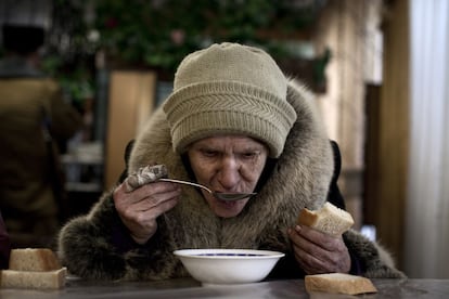 Una anciana toma su ración de sopa en un comedor social de Pervomaisk. La comida escasea y el frío aprieta, ya han muerto mas de 10 personas por culpa del hambre.