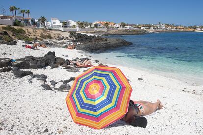 Turistas disfrutando de un día de playa en la localidad de Corralejo, en el norte de Fuerteventura. 