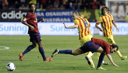 De las Cuevas pelea el balón con Iniesta.