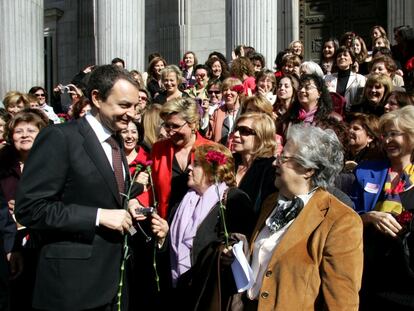 Zapatero rodeado de mujeres frente al Congreso el d&iacute;a en que se aprob&oacute; la  Ley de Igualdad.