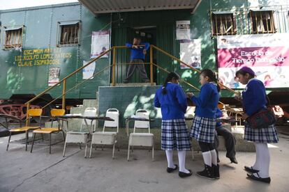 En Naucalpan de Juárez, una de las ciudades más industrializadas del Estado de México (entidad que rodea la capital) —de más de 870.000 habitantes— sobrevive un colegio público de primaria a bordo de un vagón de tren desde hace 22 años. Allí, unos 28 niños reciben clase.