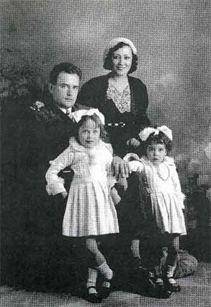 Virgilio Leret y su esposa, Carlota O&#39;Neill, junto a sus hijas, Mariola y Carlota.