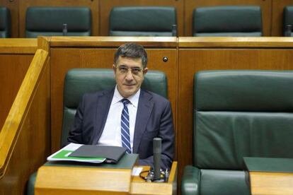 Patxi López, en su escaño en el Parlamento vasco.