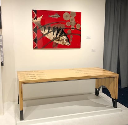 Panel presentado por Frank Pollaro en el Salon Art+Design de Nueva York en 2019, realizado con cáscaras de huevo. Debajo, un mueble de la colección de Pollaro junto a Brad Pitt. 