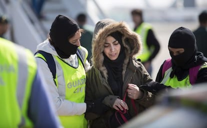 Samira Yerou during her arrest at Barcelona's airport.