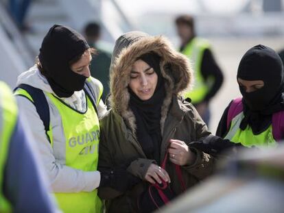 Samira Yerou es detenida en el aeropuerto de Barcelona.