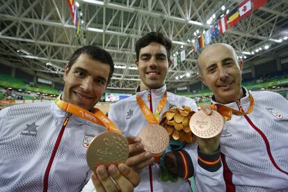 El equipo espa&ntilde;ol de velocidad luce sus medallas de bronce.