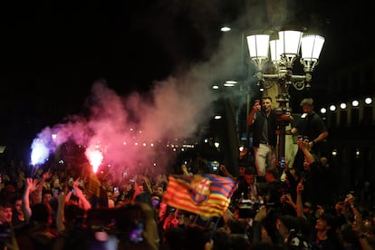 Seguidores del F.C.Barcelona celebran en la fuente de Canaletas el título de Copa del Rey. 