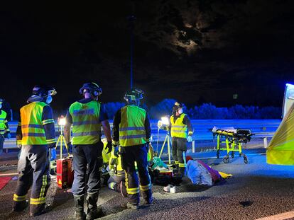 Los sanitarios atendían el 20 de junio a un motorista de 30 años que resultó herido muy grave al salirse de la calzada en la M-50 a su paso por el distrito madrileño de Vicálvaro.