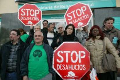 Miembros de la Plataforma de Afectados por la Hipoteca protestan en Calafell (Tarragona).