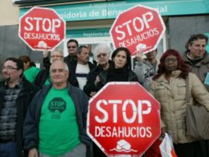 Miembros de la Plataforma de Afectados por la Hipoteca protestan en Calafell (Tarragona).