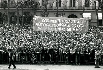 Una multitud durante la manifestación del Día de los Trabajadores por las calles de Madrid, en 1980.