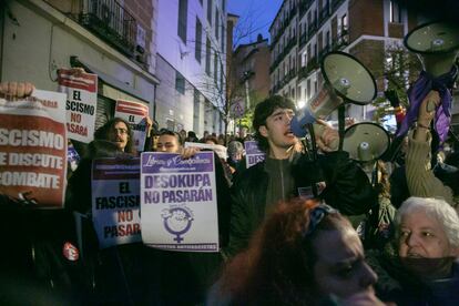 Un grupo numeroso de simpatizantes de Irene Montero le arropan en la presentación de su nuevo libro en la Taberna Garibaldi, Lavapiés, ante la posible aparición del líder de Desokupa, Daniel Esteve, para sabotear el acto.