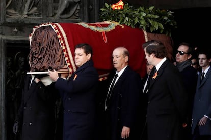 Familiares de Francisco Franco carregam o caixão do ditador após a exumação nesta quinta-feira. 