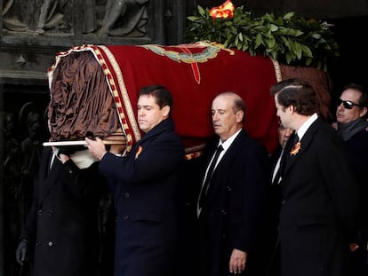Familiares de Francisco Franco carregam o caixão do ditador após a exumação nesta quinta-feira. 