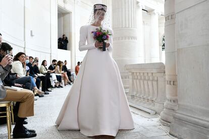 Un diseño de novia cierra el desfile de alta costura de Chanel otoño/invierno 2021-2022 el 6 de julio en París.