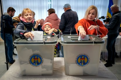 Varias mujeres depositan su voto en Chisináu (Moldavia), el domingo.