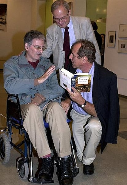 Juan José del Solar (a la izquierda) con los editores Hans Meinke (de pie) y Michael Krüger, en un acto celebrado en Barcelona en 2002.