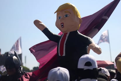 Figura de Donald Trump durante la asamblea en Ciudad de México.