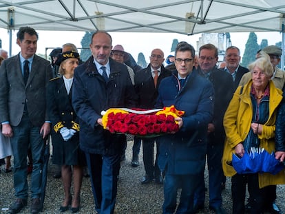 Félix Bolaños deposita una corona de flores en la tumba de Manuel Azaña, este viernes en el cementerio de Montauban (Francia).