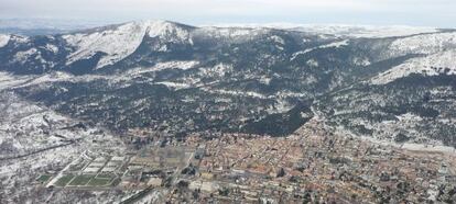 Vista aérea de la sierra de Guadarrama nevada.
