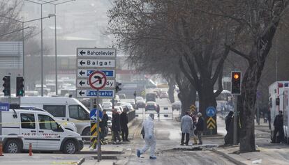 Policías turcos investigan el lugar donde se produjo un atentado la noche anterior en Ankara (Turquía), el 18 de febrero de 2016. Las autoridades de Turquía suponen que el atentado contra un convoy militar en el centro de Ankara fue perpetrado por un suicida con un coche bomba, que causó la muerte de al menos 28 personas.