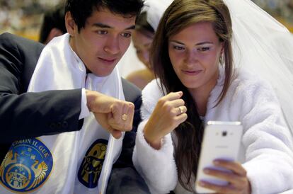 David Rondan de Paraguay y Romina Sabini de Argentina, se fotografían con sus anillos durante la boda masiva celebrada en Gapyeong.