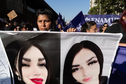 La marcha de Santiago estuvo marcada por algunas fotografías de las mujeres que han sido víctimas de la violencia. 
