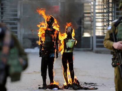 Manifestantes palestinos quemando efigies que representan al presidente de los Estados Unidos, Donald Trump, y al primer ministro israelí, Benjamin Netanyahu,en Cisjordania ocupada por Israel, el 28 de febrero.