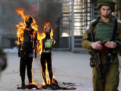 Manifestantes palestinos quemando efigies que representan al presidente de los Estados Unidos, Donald Trump, y al primer ministro israelí, Benjamin Netanyahu,en Cisjordania ocupada por Israel, el 28 de febrero.