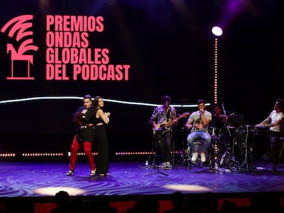 Las presentadoras de la gala, Carolina Iglesias (izquierda) y Victoria Martín, durante el inicio de la gala de la I edición de los Premios Ondas Globales del Podcast, este martes en Málaga.
