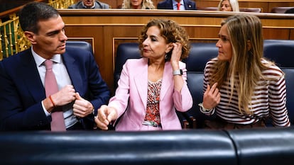 El presidente del Gobierno, Pedro Sánchez, y las vicepresidentas Primera y Tercera, María Jesús Montero y Sara Aagesen, este miércoles en el Congreso. 